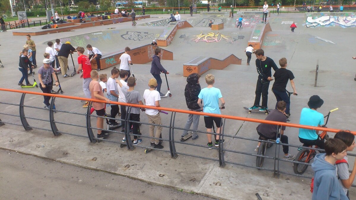 Здесь самокатчики могут разбивать себе головы сколько их душе угодно. Здесь  любителей СИМ никто не контролирует.