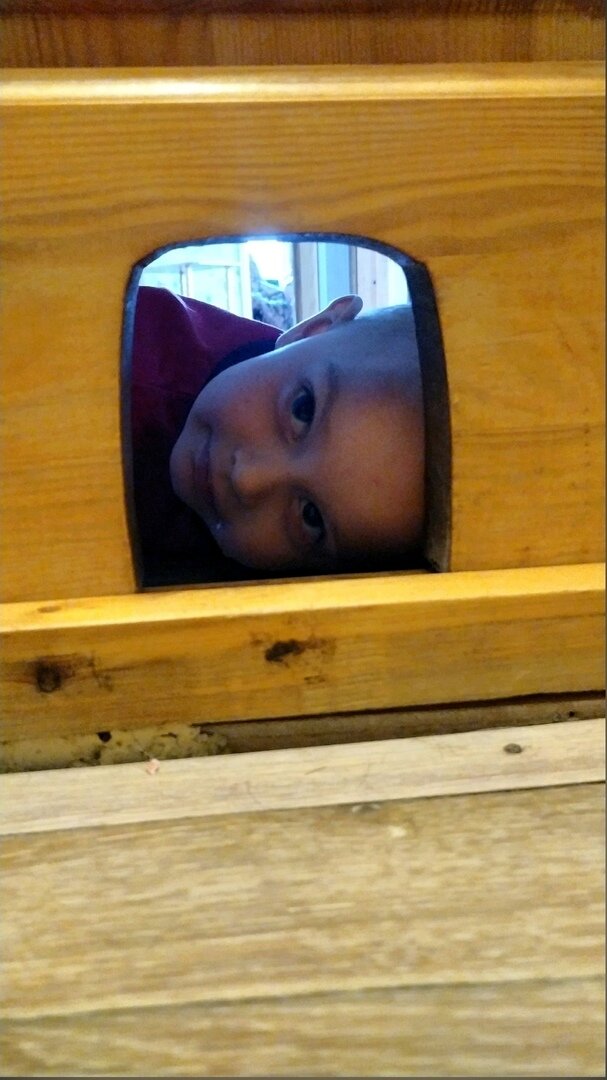 От счастья нигде не спрячешься)) Подглядывает за сестрой.