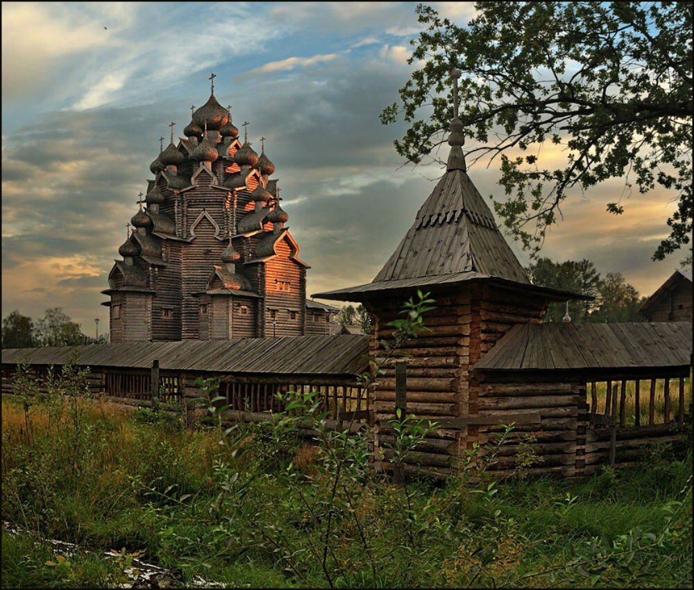 Усадьба Богословка – одно из удивительнейших мест в окрестностях Петербурга. Этнопарк Богословка уникален не только своими постройками, но и ландшафтом.