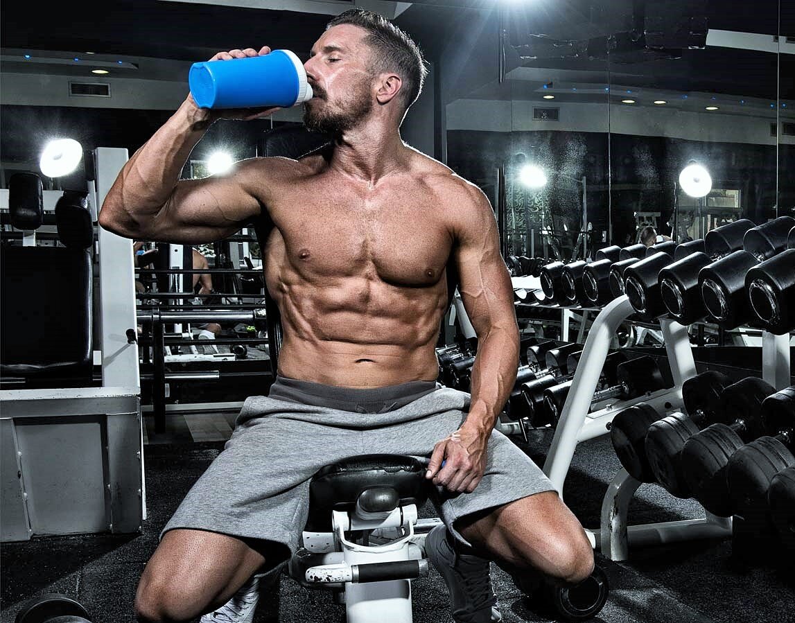 При тренировках с отягощениями продолжительностью 60–90 минут достаточно потреблять простую воду, руководствуясь жаждой