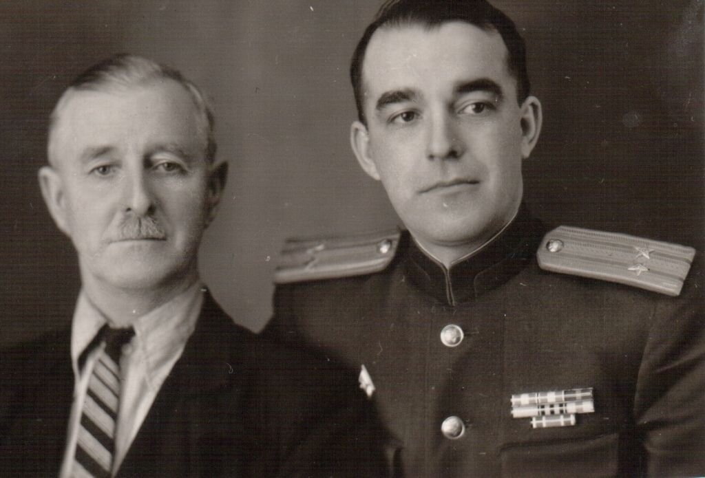 Главе семьи – 60 лет. Федор Петрович со старшим сыном – подполковником. 1956, г.Мелекесс 