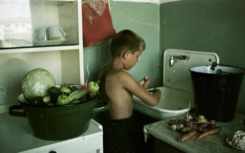 Мальчик на кухне. Всеволод Тарасевич, 1967 год, Волгоградская обл., г. Волжский, МАММ/МДФ.