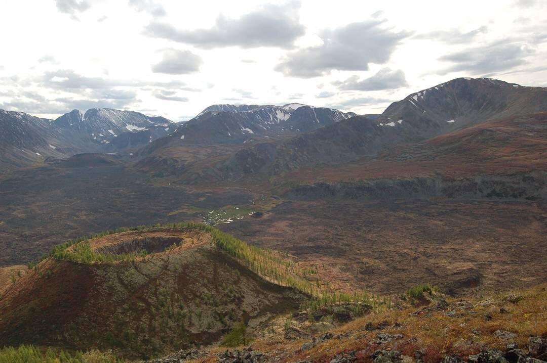 Название потухших вулканов. Крупные действующие вулканы. Исландия извержение вулкана фаградальсфьядль. Вулкан тятя сахалин. Вулкан килиманджаро извержение.