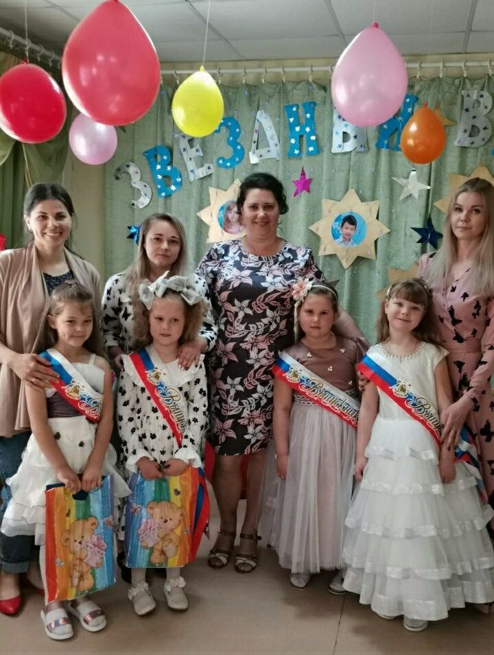 Крайние слева я и Уля