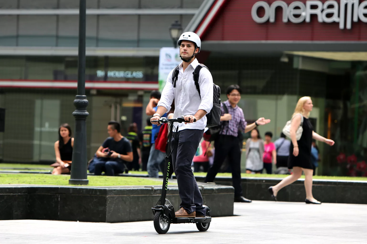 Ride a scooter. Человек на самокате. Чел на самокате. Самокат для взрослых. Человек на электросамокате.