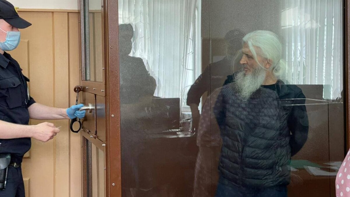 Уже в обычной одежде