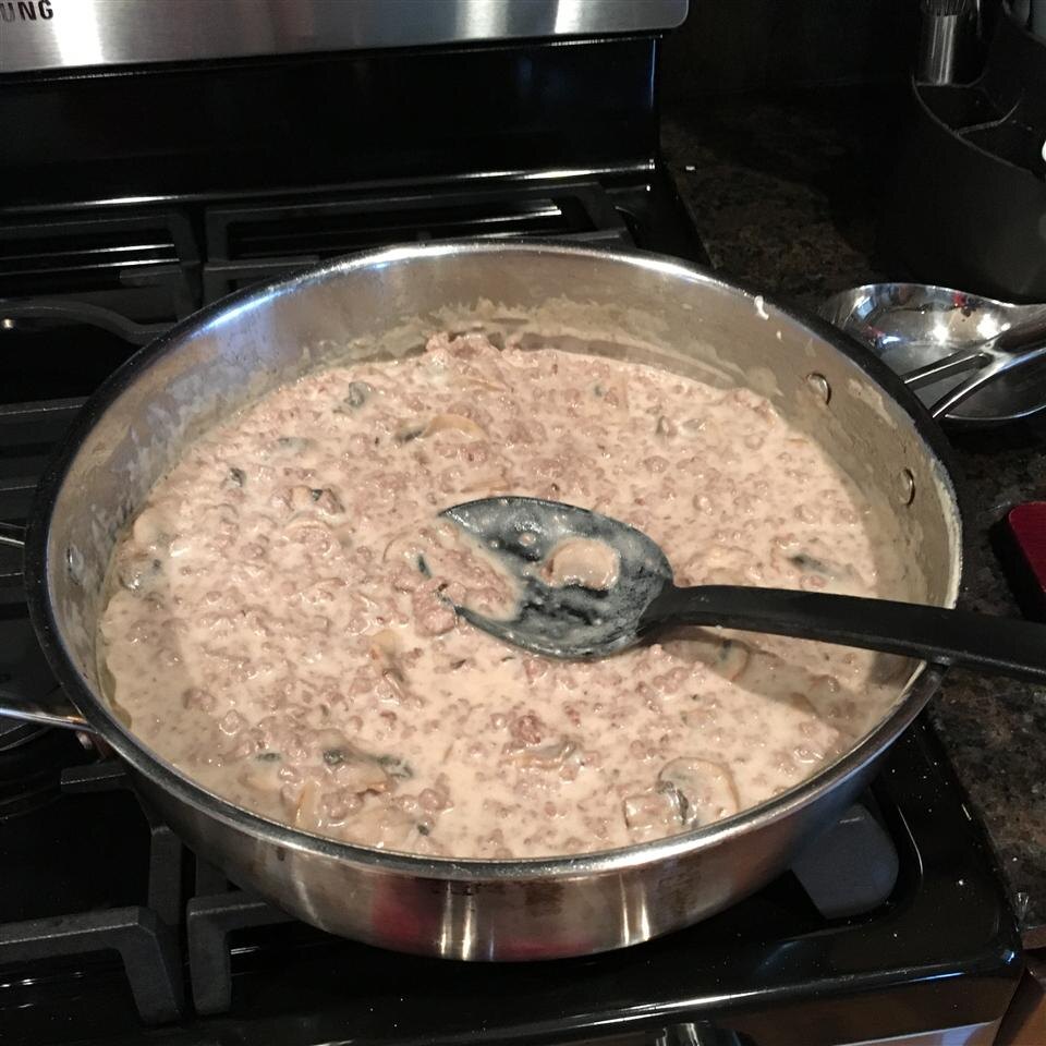 Отличный ужин за 30 минут. 
Ингредиенты на 8 порций:
Яичная лапша — 350 г,
Сливочное масло — 4 ст. л.,
Свежие грибы, нарезанные ломтиками — 150 г,
Луковица, мелко нарезанная — 1 шт.,
Нежирный говяжий фарш — 1 кг,
Универсальная мука — 4 ст. л.,
Говяжий бульон — 2 стакана,
Сметана — 1 стакан.

Приготовление:
Доведите большую кастрюлю с водой до кипения. Сварите яичную лапшу в кипящей воде до готовности, около 8 минут. Слейте воду.

Тем временем приготовьте соус. Обжарьте грибы и лук до мягкости в большой сковороде с двумя столовыми ложками сливочного масла на среднем огне; переложите на тарелку.

Используя ту же сковороду, растопите оставшееся сливочное масло. Говяжий фарш обжарьте до румяной корочки. Добавьте муку, говяжий бульон и варите до легкого загустения. Добавьте смесь грибов и лука, сметану и перемешайте. Приправьте по вкусу солью и перцем. Продолжайте нагревать, пока соус не станет горячим, но не закипит. Подайте бефстроганов из фарша с яичной лапшой.

В одной порции:
602 калории; 29 г белков, 37 г жиров, 36 г углеводов.