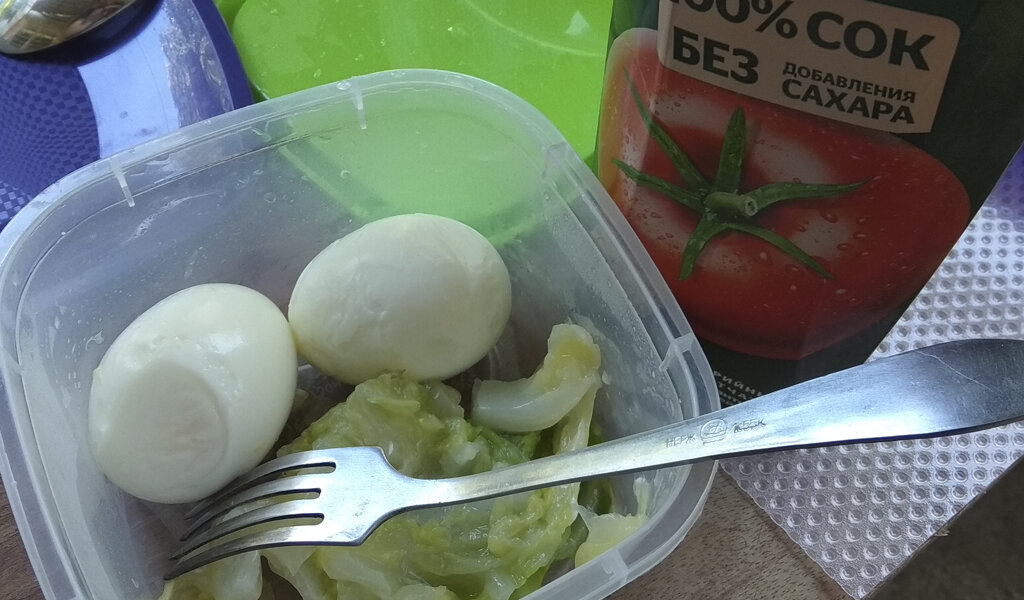 Справа и слева от меня ШАШЛЫК, включая рыбный.