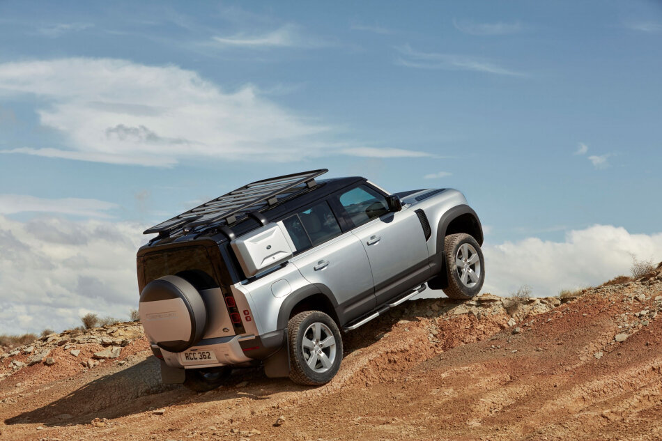 Land Rover Defender - автомобиль года по мнению профессионального жюри премии "ТОП-5 Авто"