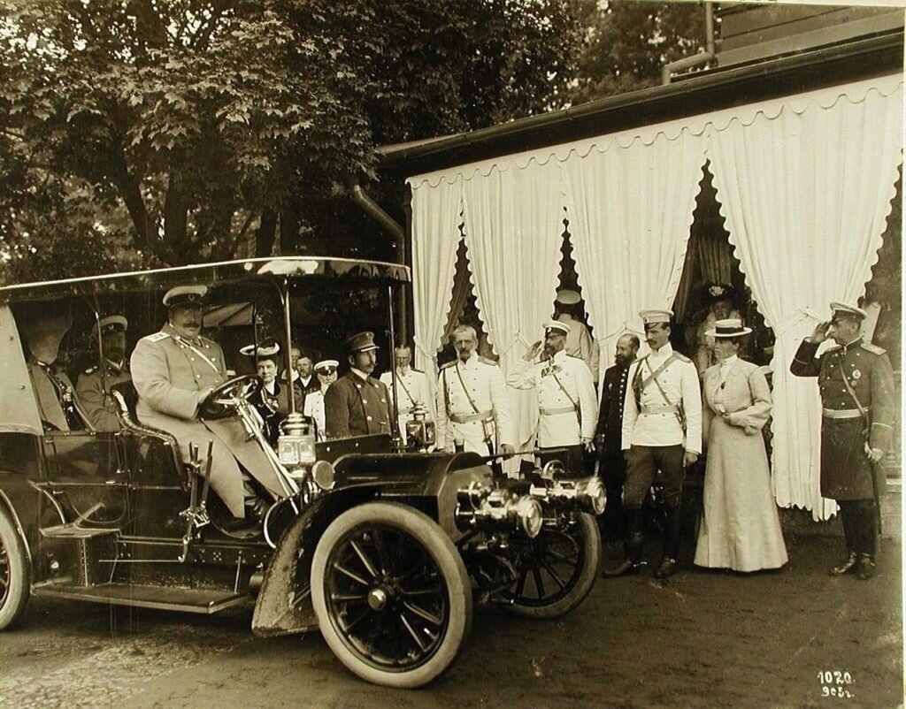 Царская семья в Петергофе                                                                                                Фото с сайта romanovempire.org