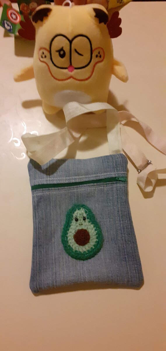 Нам понадобится: 2 замочка, ручка для сумки (я взяла стропу 1,5 м; ручку можно сшить из кусочка джинсы), железные или пластмассовые держатели, апликация (я связала крючком, Вы можете купить любую в магазине или тоже связать), а также отрезок ткани для подклада и собственно сама джинса (я взяла старые джинсы)