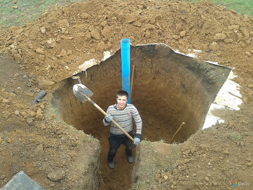 ручная копка траншей. копка траншей вручную. землекоп выкапывая яму. землекоп выкапывая яму. землекоп выкапывая яму.