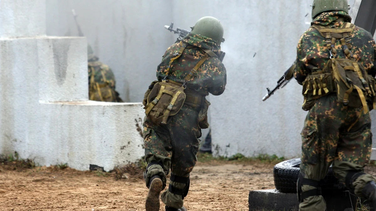 Полевой выход. Учения на полигоне. Военные в полевых условиях. Боевые условия. Боевые условия.