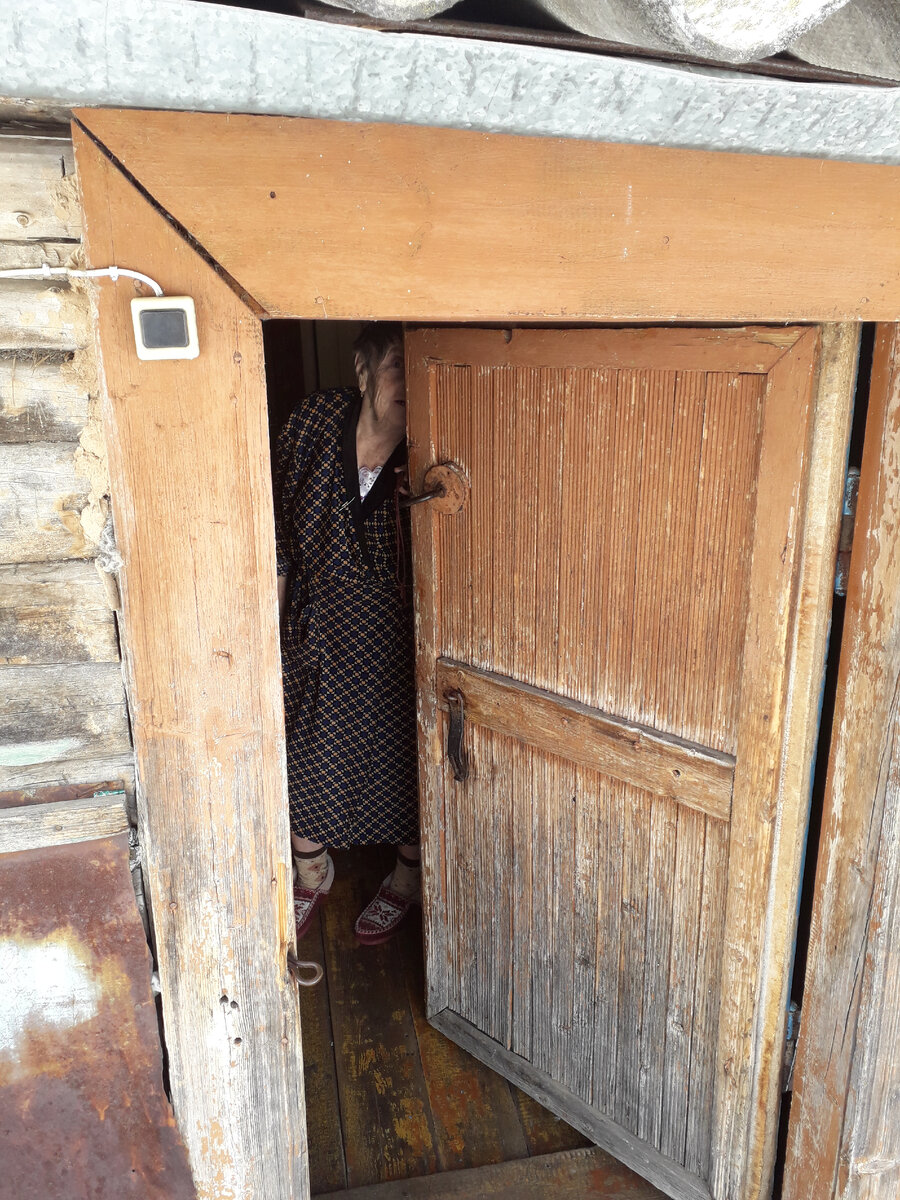 Фото автора.До бабули достучалась,открыла.