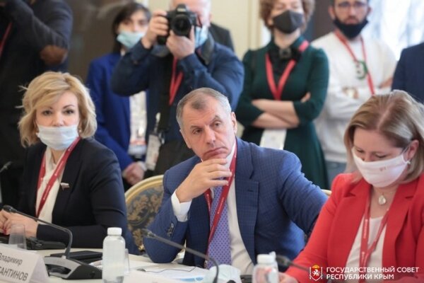 В. Константинов среди участников пленарного заседания (фото: И. Охрименко)