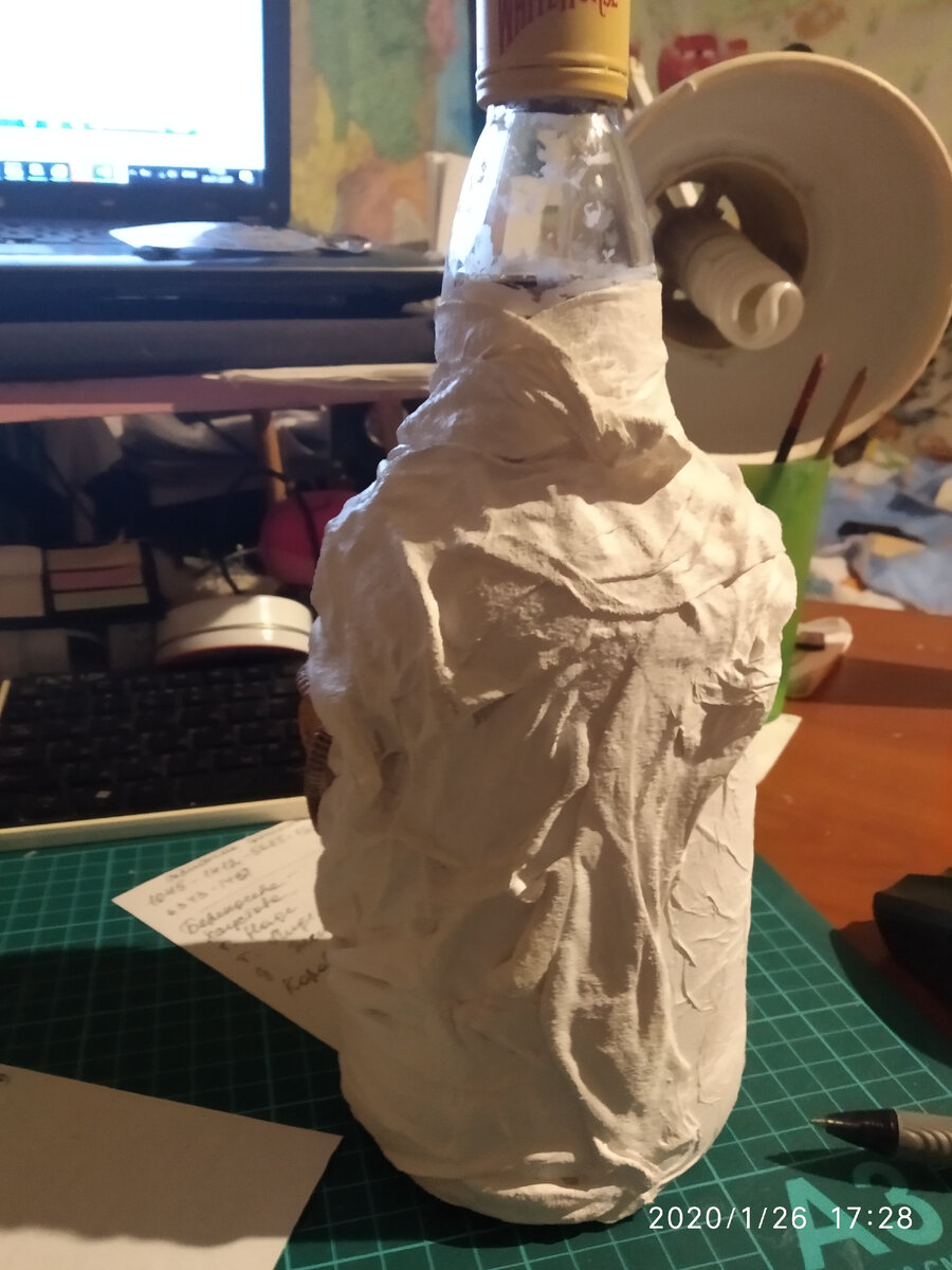 Обклеенная бутылка салфетками