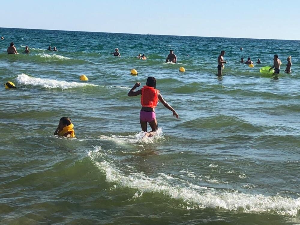 Вода в анапе на 14. Анапа вода в море. Черное море в Анапе сегодня. Витязево женщины. Люди с черного моря вода теплая.
