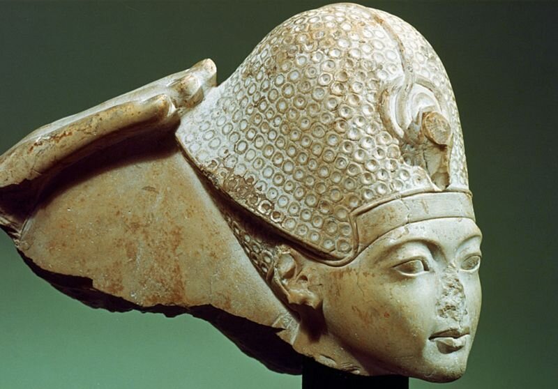 Кто, и главное зачем «пооткусывал» носы египетским статуям? Спойлер: время здесь не при чём!