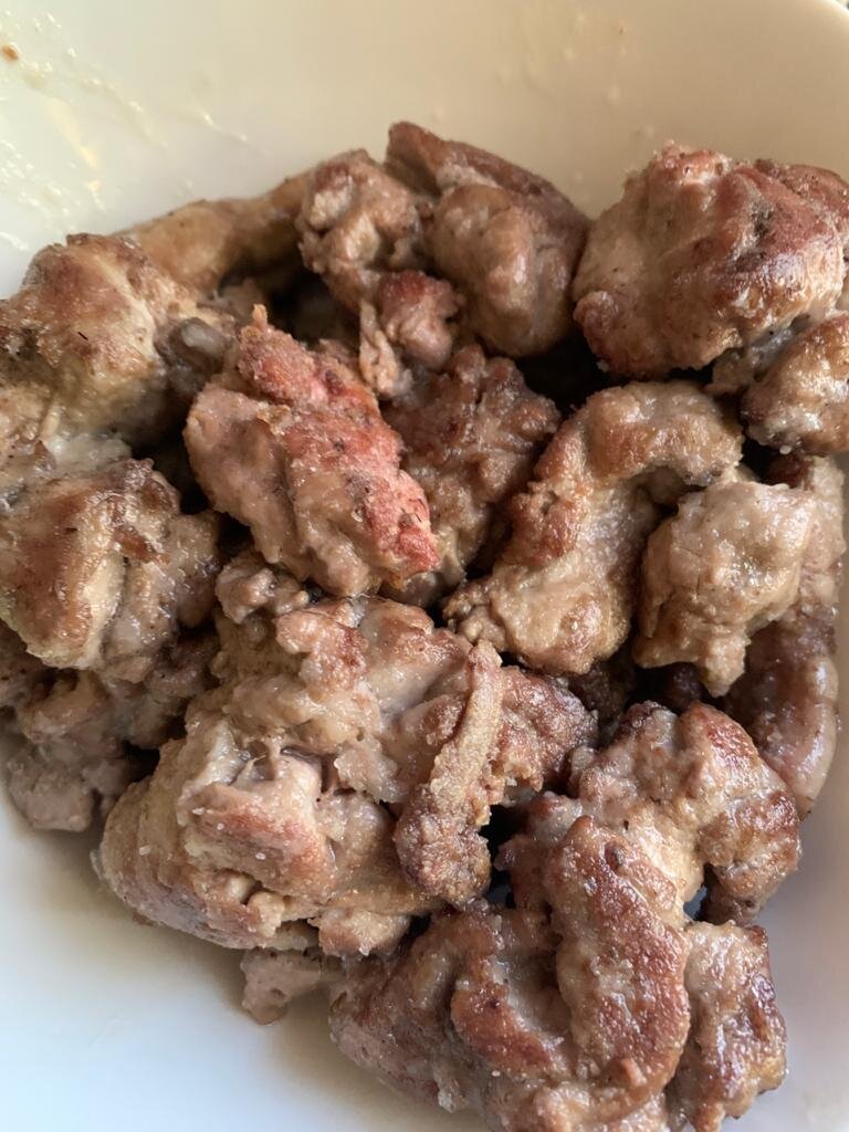 Готовое блюдо подавать лучше с картофельным пюре. 