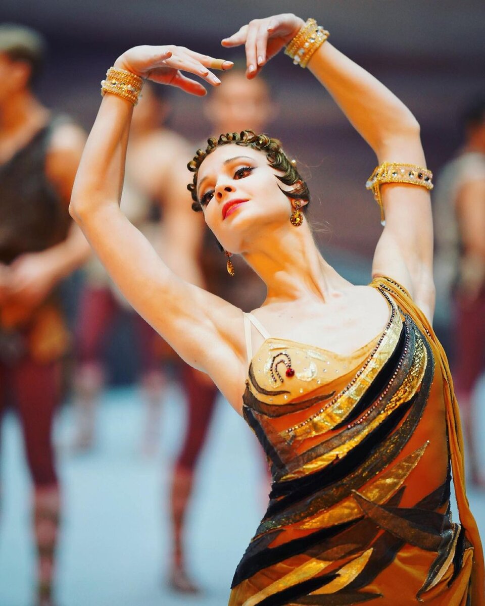 Нашла на Яндекс, но дальнейшая ссылка ведет в инстаграм балерины: https://www.instagram.com/angievorontsova/