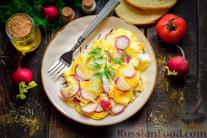 яйца, молоко, редис, соль, перец чёрный молотый, масло растительное