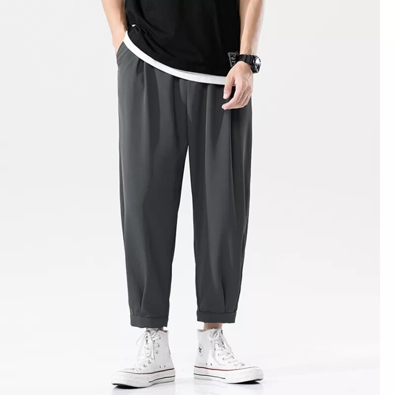 К футболке также отлично подойдут штаны оверсайз. Как и футболка они являются лёгкими и недорогостоящими по сравнению с другими производителями. Стоимость футболки не превышает 1500 рублей. 