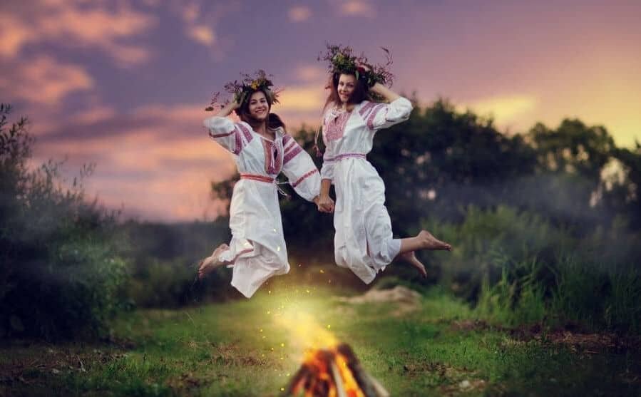 Купала (Иванов день или Ивана Купала) – древний праздник, традиционно выпадающий на день летнего солнцестояния, символичную «середину лета».