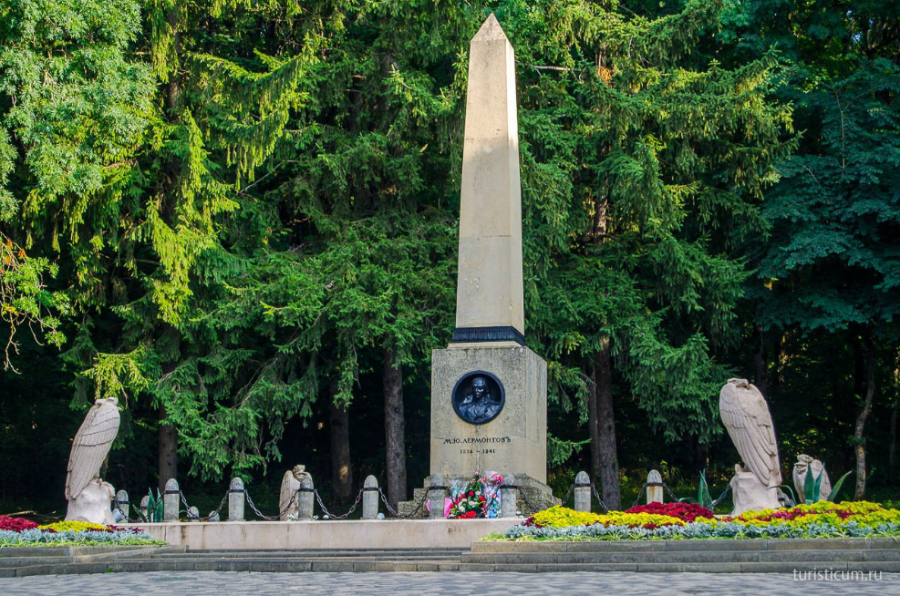 Пятигорск гора лермонтова. Место дуэли Лермонтова Пятигорск гора Машук. Гора Машук место дуэли Лермонтова. Памятник на месте дуэли Лермонтова в Пятигорске. Гора Машук место гибели Лермонтова.