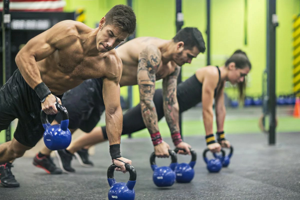 Выносливость мышц тренировка. Спортсмен с гирями. Тренировка спортсменов. Спортсмен тренируется. Спорт кроссфит.