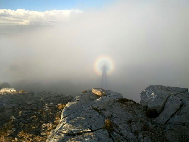 На горе, наблюдается очень интересный оптический эффект. Вокруг человека может появляться радужный ореол. Это, так называемый, броккенский спектр, который был описан Иоанном Зильбершлагом.