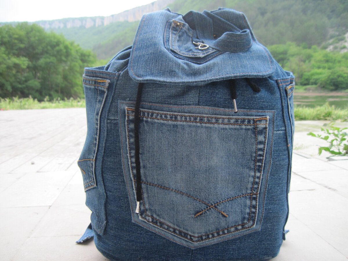 Рюкзак из старых джинсов, работа моей коллеги, фото автора