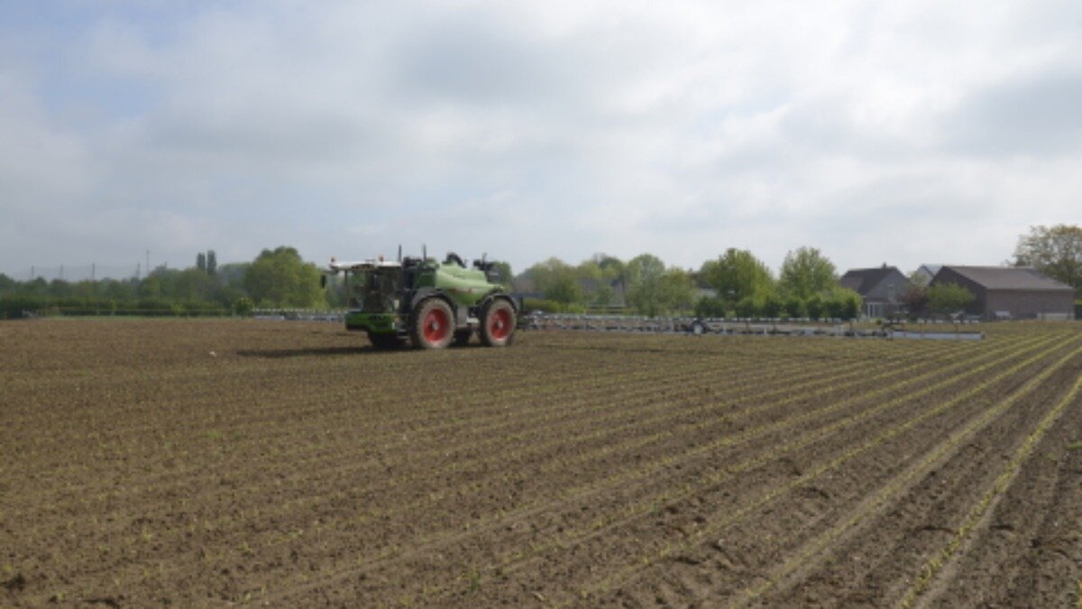 Фото: Портал mms.businesswire.com Опрыскиватель Fendt Rogator в работе