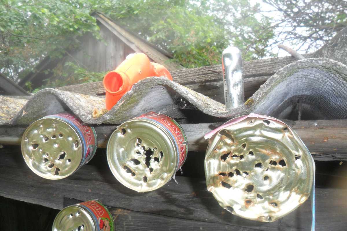 Пока мясо готовится, можно пострелять по банкам с пневмата.  Кстати, стреляю я метко. Не зря служил в СА и РА.