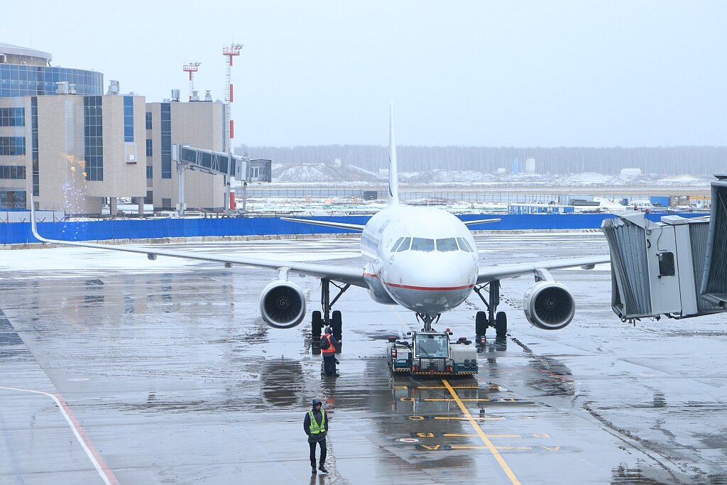 Буксировка на место стоянки А-320 Aegean безводильным тягачом, Фото автора
