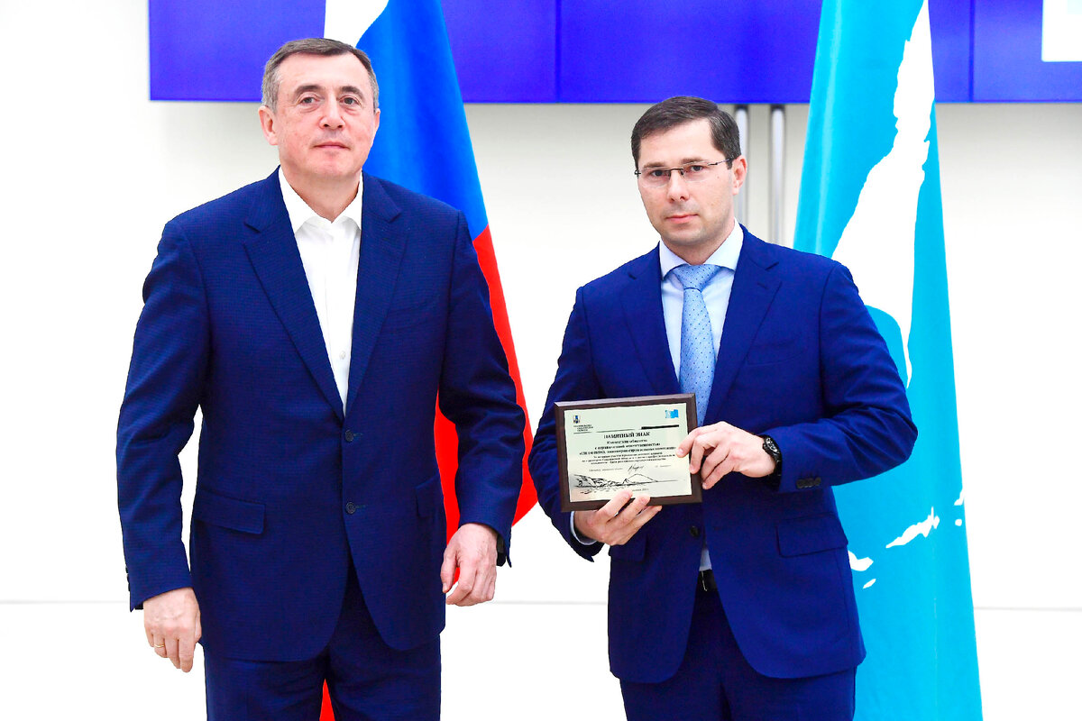 Губернатор Сахалинской области Валерий Лимаренко и председатель правления ООО «СМНМ-ВИКО» Вадим Будневский © www.smnm-veco.com 
