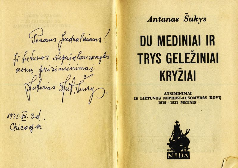 Автограф  г-ну Юодвалькису от Антанаса Шукиса (1899-1985), добровольца литовских вооруженных сил и мемуариста, [экономист, журналист Антанас Юодвалькис (1912-2003)].  "Два деревянных и три железных креста" : воспоминания о борьбе за независимость Литвы 1919-1921 / Антанас Шукис. - Лондон : Нида, 1964 г. - 376 с.