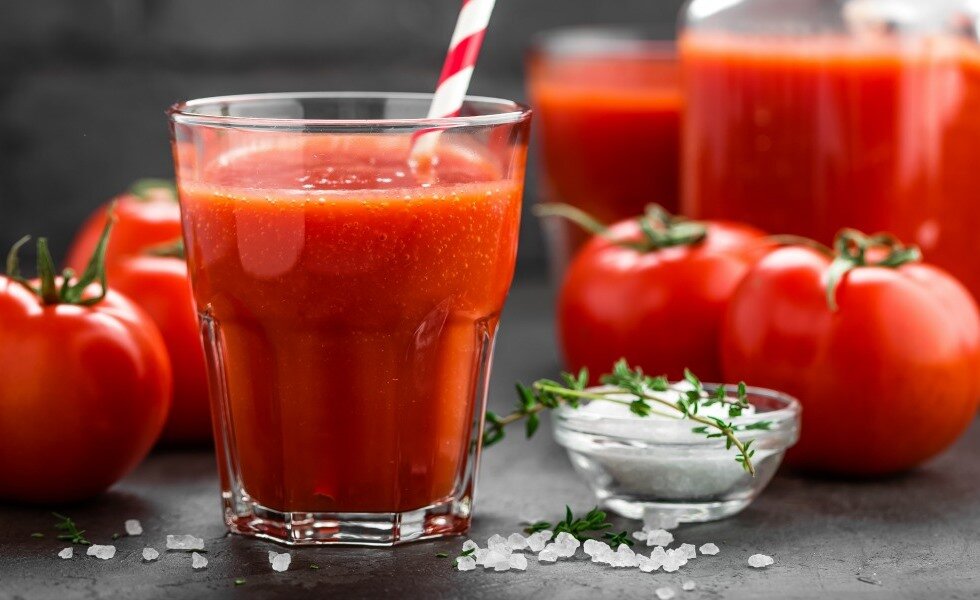 Томатный сок с солью - одно из "народных средств" от пониженного давления