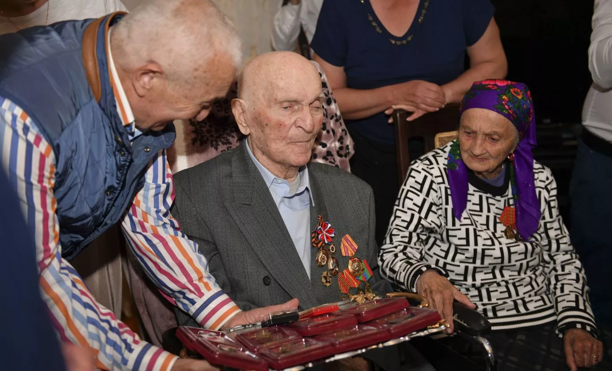 Тимофей Марзоев  с супругой. Источник: Яндекс.Картинки 