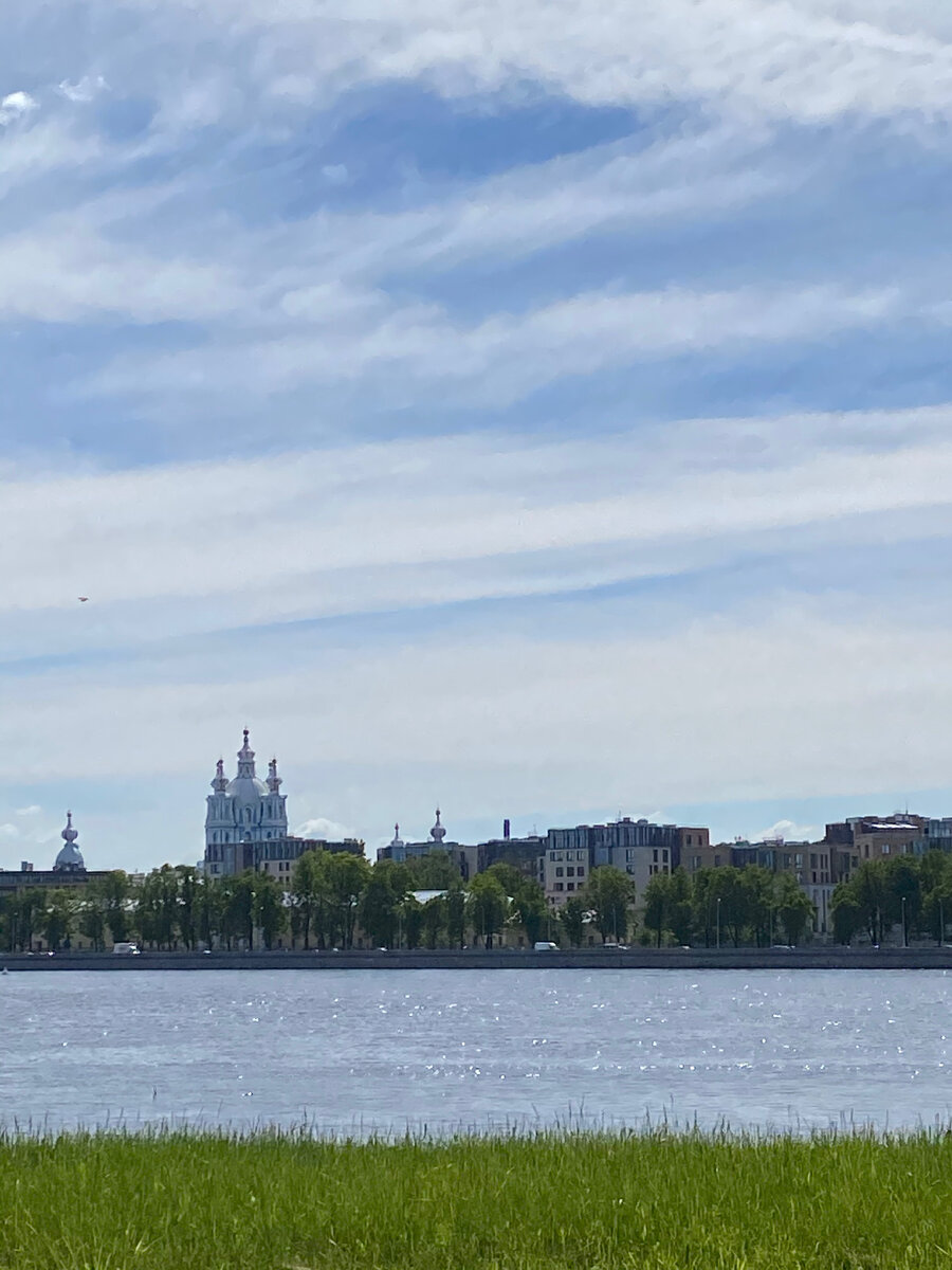 Будто не по магистрали еду и любуюсь Смольным