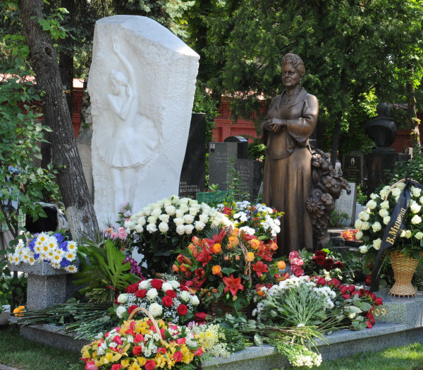 Быстрицкая элина памятник на могиле фото