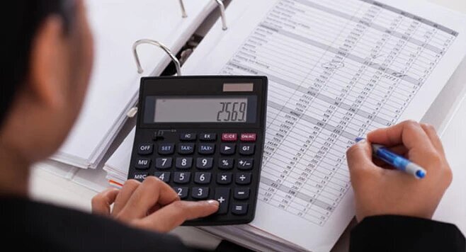 Хотя эта нагрузка не ложится прямо на обычных украинцев, бизнес может перенести ее на потребителей. Фото: Depositphotos