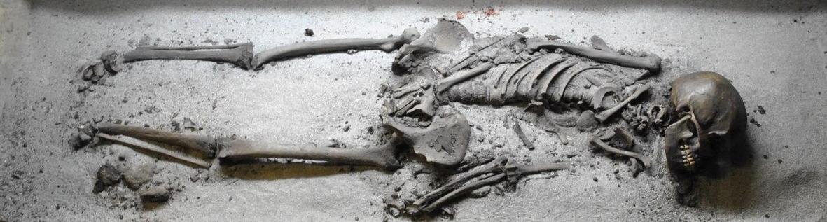 Монолит погребения середины II тыс. до н.э. Экспозиция Мурманского областного краеведческого музея