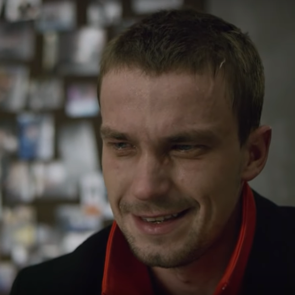 В главных ролях находятся два брата: популярный и эгоистичный актёр Егор (Александр Петров), узнающий, что у него ВИЧ, и его брат Лев (Андрей Бурковский) — неудачливый и безработный актёр, которому выпадает возможность заменить заболевшего Егора в популярном сериале. Советую посмотреть.