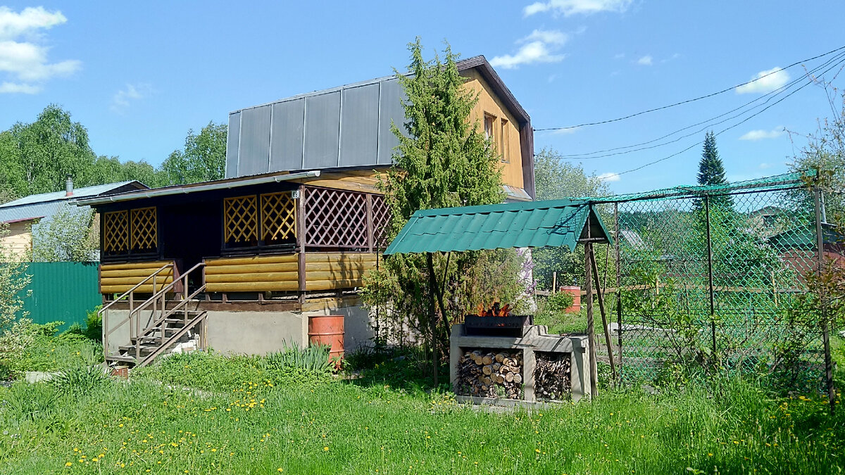 Только на этой лужайке за первый месяц дачного сезона (начало мая - начало июня) вырастает 14-15 ведер травы. Куда её девать? Перерабатывать в компост!