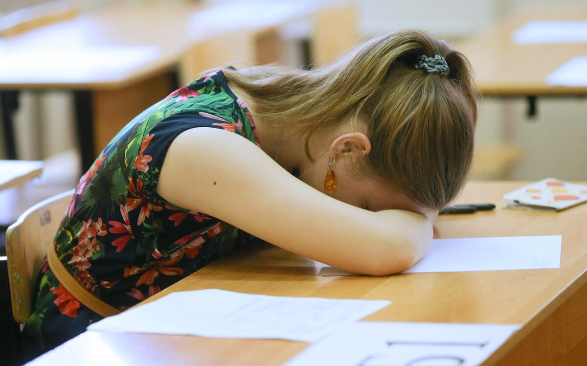 Девятиклассница на ОГЭ. Источник: kp.ru