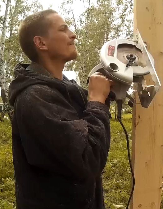 Наш первый и незаменимый инструмент на стройке. Ручная циркулярная пила. На фото муж делает запилы для укосин в стойках туалетного блока.