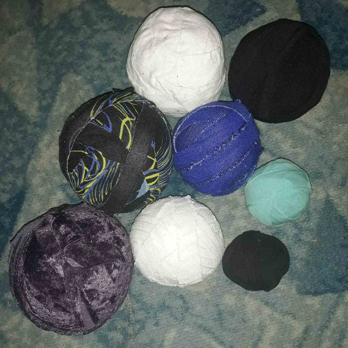 Примерно вот так выглядят уже нарезанные вещи, это то что осталось после вязания и не пошло в ход.