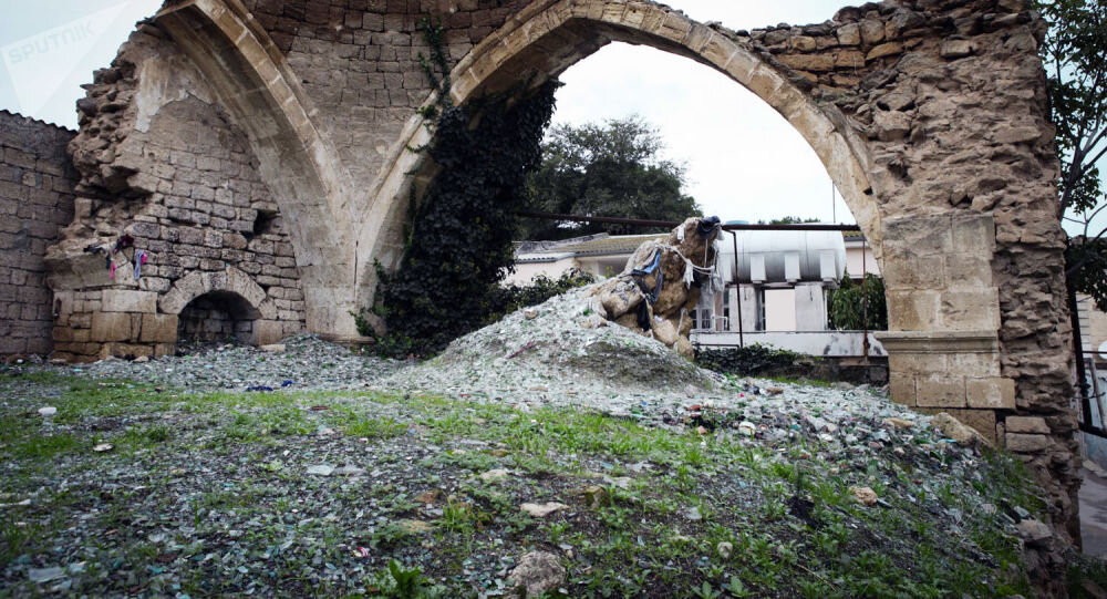 Руины предположительно армянской церкви (скорее всего, поздней, XIX века) в поселке Бузовна на Апшероне. На всех азербайджанских туристических сайтах их сейчас выдают за руины албанского храма, аж III века (!!!).