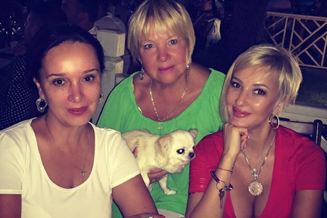 Лера с мамой и сестрой Оксаной