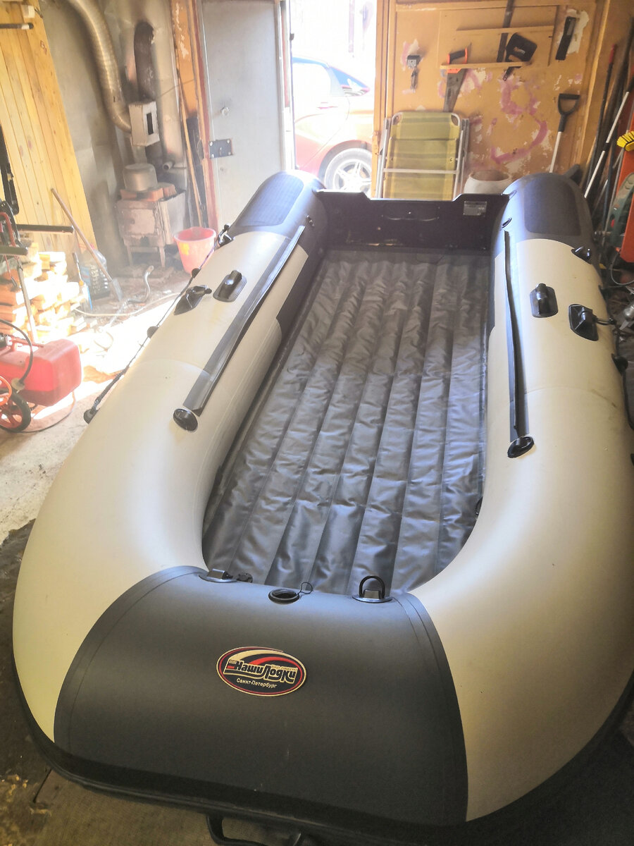 Лодка готовится к рыбалке